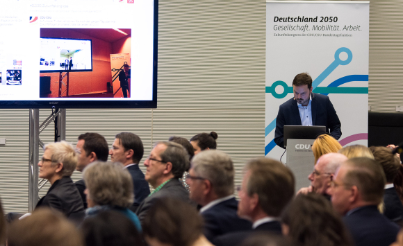 zuständig für die Twitterwall Christian Marx, Onlinekommunikation der CDU/CSU-Fraktion im Deutschen Bundestag Kongress Deutschland 2050 - Gesellschaft. Mobilität. Arbeit.