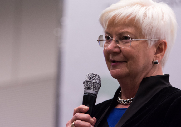 Begrüßung der Bundeskanzlerin durch Gerda Hasselfeldt MdB Vorsitzende der CSU-Landesgruppe und Erste stellvertretende Vorsitzende der CDU/CSU-Fraktion im Deutschen Bundestag Kongress Deutschland 2050 - Gesellschaft. Mobilität. Arbeit.