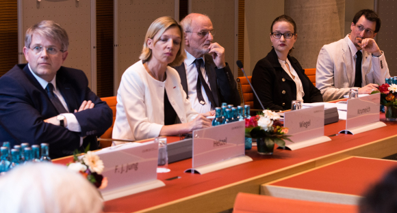 Podium: Prof. Dr. Patrick Hetzel, Michaela Wiegel, Prof. em. Dr. Gerd Krumeich, Ronja Schmitt MdB und Francis Masson (v.l.n.r.) Lehren aus der Schlacht von Verdun