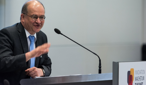 Begrüßung Arnold Vaatz MdB Stellvertretender Vorsitzender der CDU/CSU-Fraktion im Deutschen Bundestag Kongress Neues Luftverkehrskonzept für Deutschland