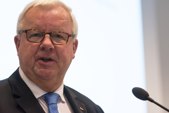 Begrüßung Dr. Michael Fuchs MdB Stellvertretender Vorsitzender der CDU/CSU-Fraktion im Deutschen Bundestag Kongress Flüchtlinge und die deutsche Wirtschaft