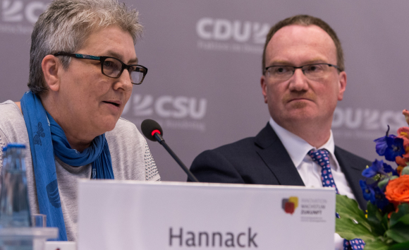 Prof. Dr. Lars P. Feld Professor für Wirtschaftspolitik und Ordnungsökonomik an der Albert-Ludwigs-Universität Freiburg und Leiter des Walter-Eucken- Instituts und Elke Hannack Stellvertretende Vorsitzende des Deutschen Gewerkschaftsbundes (DGB) Kongress Flüchtlinge und die deutsche Wirtschaft