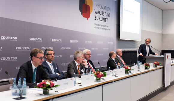 Blick zum Podium - Norbert Fiebig, Ulrich Grillo, Dieter Fockenbrock, Dr. Michael Fuchs MdB, Arnold Vaatz MdB, Volker Kauder MdB und Alexander Dobrindt MdB (v.l.n.r.) Kongress Neues Luftverkehrskonzept für Deutschland