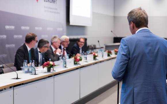 Zwischenfrage eines Teilnehmers Kongress Neues Luftverkehrskonzept für Deutschland