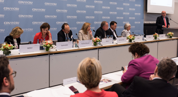 am Podium Volker Kauder MdB Vorsitzender der CDU/CSU-Fraktion im Deutschen Bundestag Nahost-Kongress