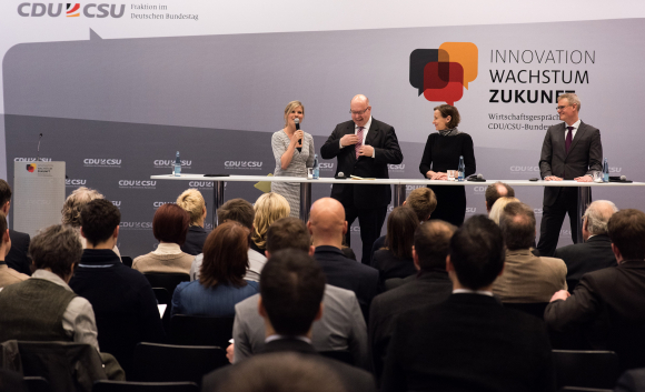Künstliche Intelligenz – Übernimmt der technologische Fortschritt das Sagen? Hierzu im Gespräch Peter Altmaier MdB, Martina Koederitz, IBM Deutschland und Prof. Dr. Carsten Könneker, Zeitschrift Spektrum der Wissenschaft