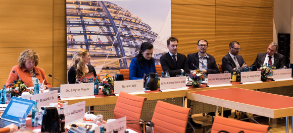 Blick zum Podium, Dr. Sibylle Meyer, Natalie Röll, Gitta Connemann MdB, Michael Kretschmer MdB, Prof. Dr. Helge Ritter, Prof. Dr. Christophe Kunze und Paul Lehrieder MdB Dr. Sibylle Meyer, Natalie Röll, Gitta Connemann MdB, Michael Kretschmer MdB, Prof. Dr. Helge Ritter, Prof. Dr. Christophe Kunze und Paul Lehrieder MdB