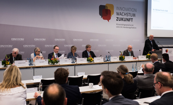 Blick zum Podium - am Podium Dr. Michael Fuchs MdB Stellvertretender Vorsitzender der CDU/CSU-Fraktion im Deutschen Bundestag Kongress Flüchtlinge und die deutsche Wirtschaft