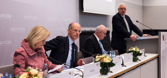 Begrüßung Dr. Michael Fuchs MdB Stellvertretender Vorsitzender der CDU/CSU-Fraktion im Deutschen Bundestag Michael Fuchs