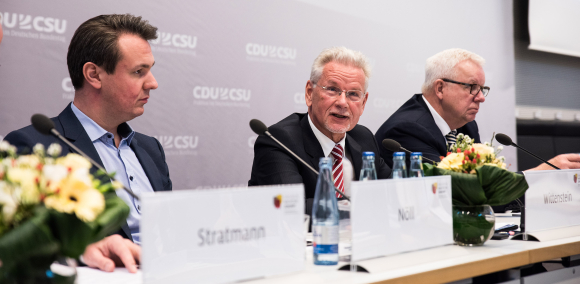 Florian Nöll, Dr.-Ing. h.c.Manfred Wittenstein Vorsitzender des Aufsichtsrates der WITTENSTEIN SE und Dr. Michael Fuchs MdB (v.l.n.r.) Florian Nöll, Dr.-Ing. h.c.Manfred Wittenstein Vorsitzender des Aufsichtsrates der WITTENSTEIN SE und Dr. Michael Fuchs MdB (v.l.n.r.)
