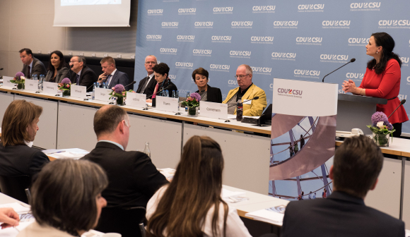 am Podium Gitta Connemann MdB Fachgespräch Antisemitismus