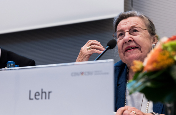 Prof. Dr. Dr. h.c. Ursula Lehr Stellvertretende Vorsitzende der Bundesarbeitsgemeinschaft der Senioren-Organisationen; Bundesministerin a.D.