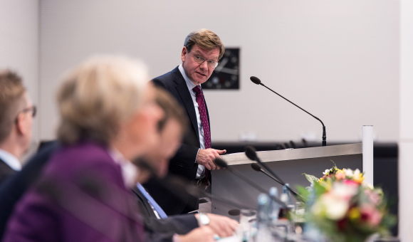 am Podium Dr. Johann Wadephul MdB Fachgespräch Syrien – Optionen für Einheit und Frieden