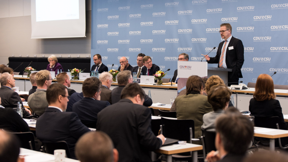 am Podium Dr. habil. Markus Kaim Stiftung Wissenschaft und Politik, Forschungsgruppe „Sicherheitspolitik“ Fachgespräch Syrien – Optionen für Einheit und Frieden