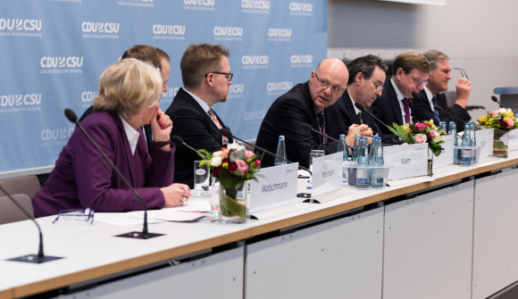 Blick aufs Podium, Elisabeth Motschmann MdB, Prof. Peter Neumann, PD Dr. habil. Markus Kaim, Alexander Radwan MdB, Miguel Berger, Dr. Johann Wadephul MdB und Dr. Franz Josef Jung MdB (v.l.n.r.) Fachgespräch Syrien – Optionen für Einheit und Frieden