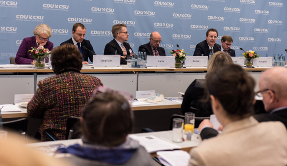 Blick aufs Podium Fachgespräch Syrien – Optionen für Einheit und Frieden