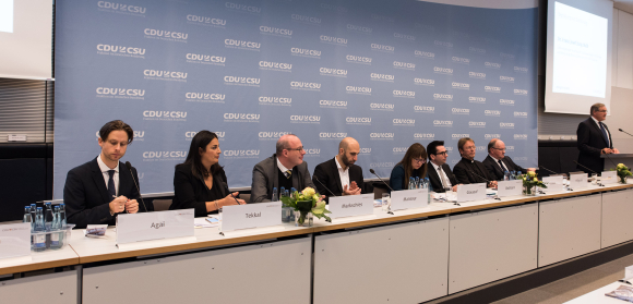 Blick zum Podium Fachgespräch Staat, Kirchen, Religionen