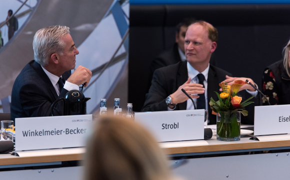 Thomas Strobl MdB Stellvertretender Vorsitzender der CDU/CSU-Fraktion im Deutschen Bundestag (l.) und Prof. Dr. Jörg Eisele Lehrstuhl für Deutsches und Europäisches Straf- und Strafprozessrecht, Wirtschaftsrecht und Computerstraft, Universität Tübingen Fachgespräch: Innere Sicherheit: Köln und die Folgen – wehrhafter Rechtsstaat?