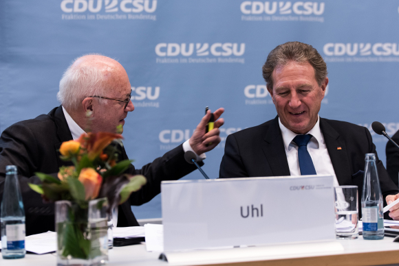 Dr. Hans-Peter Uhl MdB Justiziar der CDU/CSU-Fraktion im Deutschen Bundestag (l.) Norbert Barthle MdB Parlamentarischer Staatssekretär beim Bundesminister für Verkehr und digitale Infrastruktur Kongress Nachhaltigkeit und Lebensqualität in der Stadt
