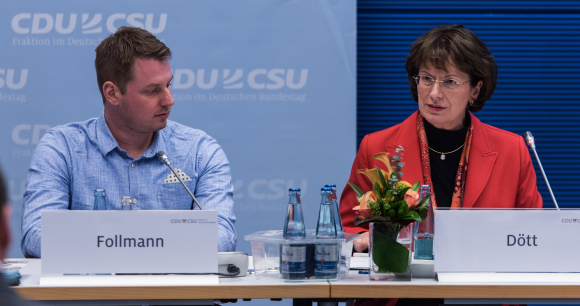 Alexander Follmann Kölner NeuLand e.V. und Geographisches Institut der Universität zu Köln und Marie-Luise Dött MdB Vorsitzende der Arbeitsgruppe Umwelt, Naturschutz, Bau und Reaktorsicherheit der CDU/CSU-Fraktion im Deutschen Bundestag Kongress Nachhaltigkeit und Lebensqualität in der Stadt