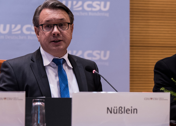 Einführung Dr. Georg Nüßlein MdB Stellvertretender Vorsitzender der CDU/CSU-Fraktion im Deutschen Bundestag Fachgespräch Biodiversität und Artenschutz