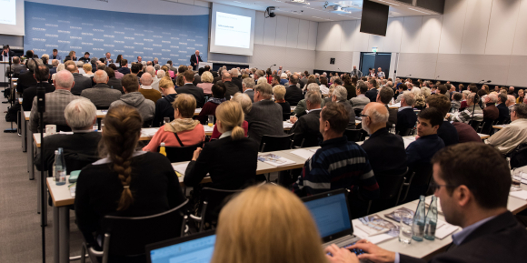 Blick in den Fraktionssitzungssaal Fachgespräch Verantwortung für Religionsfreiheit – Religiöse Minderheiten in Flüchtlingsheimen besser schützen
