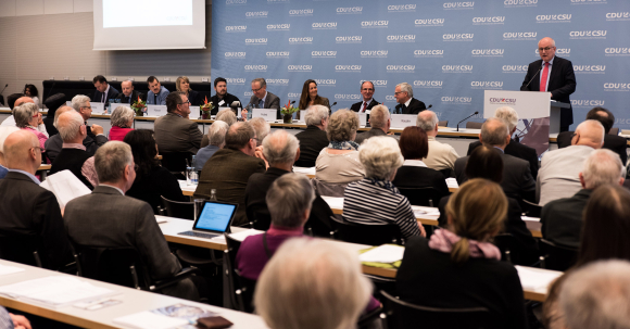 m Podium Einführung durch Volker Kauder MdB Vorsitzender der CDU/CSU-Fraktion im Deutschen Bundestag Fachgespräch Verantwortung für Religionsfreiheit – Religiöse Minderheiten in Flüchtlingsheimen besser schützen