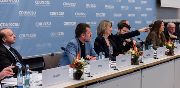Moderation durch Anke Plättner, Journalistin Fachgespräch Verantwortung für Religionsfreiheit – Religiöse Minderheiten in Flüchtlingsheimen besser schützen