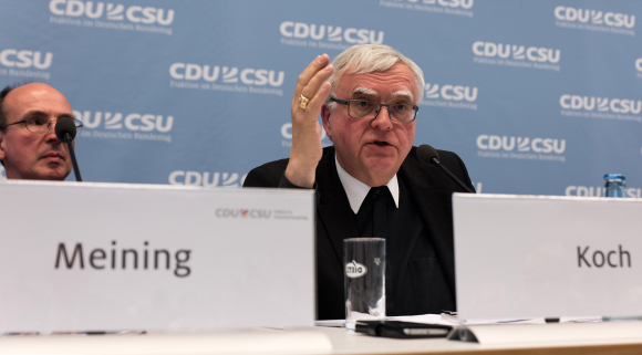 S. E. Erzbischof Dr. Heiner Koch (r.) und Dr. Stefan Meining, Bayerischer Rundfunk Fachgespräch Verantwortung für Religionsfreiheit – Religiöse Minderheiten in Flüchtlingsheimen besser schützen