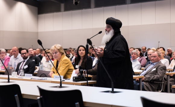 Zwischenfrage eines Teilnehmers am Fachgespräch Fachgespräch Verantwortung für Religionsfreiheit – Religiöse Minderheiten in Flüchtlingsheimen besser schützen