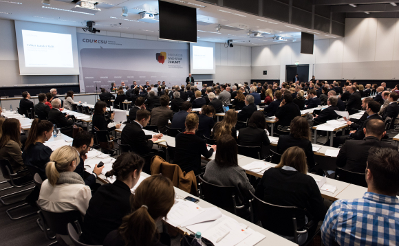 Blick in den Fraktionssitzungssaal, am Podium Volker Kauder MdB