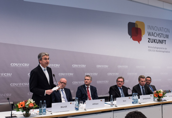 Andreas Mundt, Günter Althaus, Hansjörg Durz MdB, Josef Sanktjohanser, Günther Oettinger und Dr. Joachim Pfeiffer MdB (v.l.n.r.) Andreas Mundt, Günter Althaus, Hansjörg Durz MdB, Josef Sanktjohanser, Günther Oettinger und Dr. Joachim Pfeiffer MdB (v.l.n.r.)