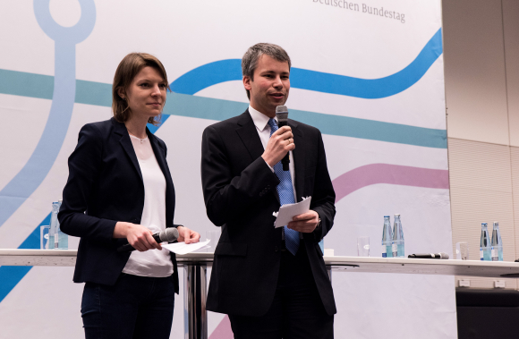 Begrüßung Steffen Bilger MdB Vorsitzender der Jungen Gruppe der CDU/CSU-Fraktion im Deutschen Bundestag und Emmi Zeulner MdB Erste stellvertretende Vorsitzende der Jungen Gruppe der CDU/CSU-Fraktion im Deutschen Bundestag Kongress Deutschland 2050 - Gesellschaft. Mobilität. Arbeit.