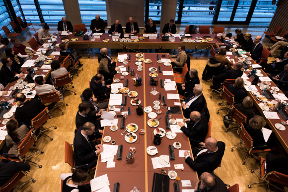 Blick von oben in den Sitzungssaal Fachgespräch: 2. Ordnungspolitischer Dialog - Führt mehr Umverteilung zu weniger Ungleichheit?