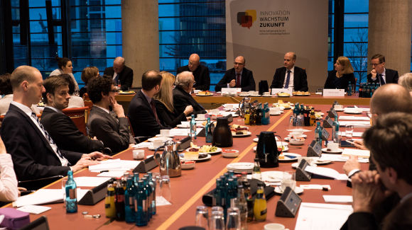 Blick zum Podium Fachgespräch: 2. Ordnungspolitischer Dialog - Führt mehr Umverteilung zu weniger Ungleichheit?