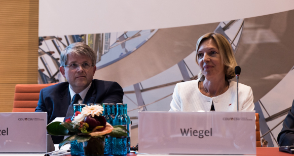 Prof. Dr. Patrick Hetzel Abgeordneter für das Département Bas-Rhin (Elsass) in der französischen Nationalversammlung und Michaela Wiegel Frankfurter Allgemeine Zeitung, Paris Lehren aus der Schlacht von Verdun
