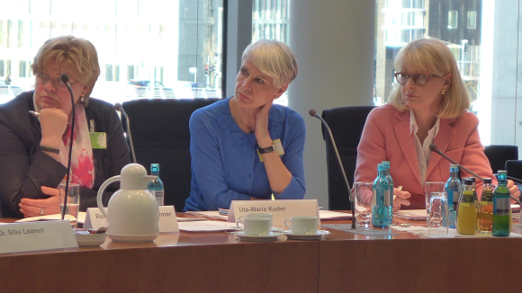 Expertinnengespräch zum Sexualstrafrecht - Geschäftsführerin des SkF, Renate Jachmann-Willmer, Justizministerin Eva-Maria Kuder, Mecklenburg-Vorpommern, Karin Maag MdB