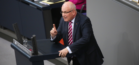 Volker Kauder während der Debatte um den Bundeshaushalt 2014
