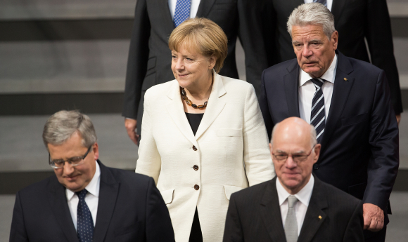 Auf dem Weg in den Plenarsaal: polnischer Staatspräsident Bronislaw Komorowski, Bundestagspräsident Norbert Lammert, Bundeskanzleriun Angela Merkel, Bundespräsident Joachim Gauck (v.l.n.h.r.) Auf dem Weg in den Plenarsaal: polnischer Staatspräsident Bronislaw Komorowski, Bundestagspräsident Norbert Lammert, Bundeskanzleriun Angela Merkel, Bundespräsident Joachim Gauck (v.l.n.h.r.)