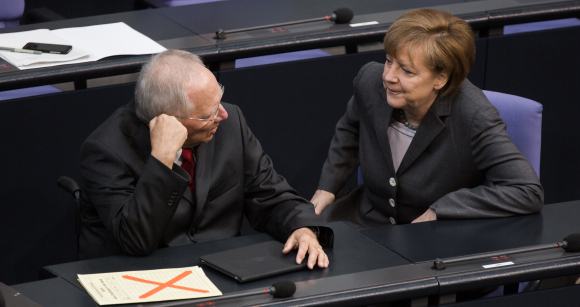 Bundesfinanzminister Wolfgang Schäuble im Gespräch mit Bundeskanzlerin Angela Merkel Bundesfinanzminister Wolfgang Schäuble im Gespräch mit Bundeskanzlerin Angela Merkel