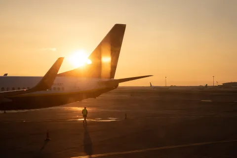 Flugzeug im Sonnenuntergang