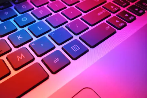 Computer Digitalisierung - Nahaufnahme einer Laptop Tastatur mit roten und blauen Tasten