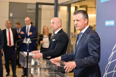 Thorsten Frei und Alexander Hoffmann stehen an zwei Rednerpulten und geben vor der Fraktionssitzung der CDU/CSU-Bundestagsfraktion ein Statement ab