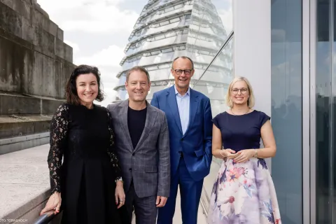 Friedrich Merz, Doro Bär, Christiane Schenderlein und Florian Gallenberger beim Empfang auf der Dachterrasse des Reichstags.