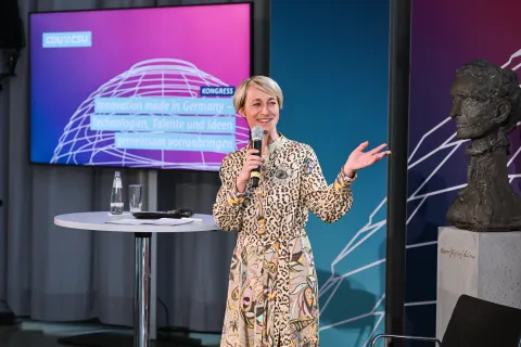 Nadine Schon spricht an einem Stehtisch beim Innovationskongress der CDU/CSU-Bundestagsfraktion