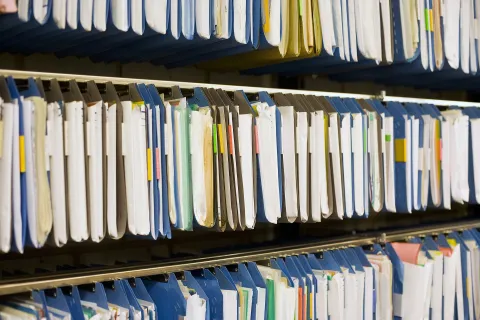 Hängeakten in mehreren Reihen im Archiv