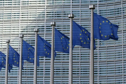 Wehende EU-Flaggen vor dem Sitz der Europäischen Kommission