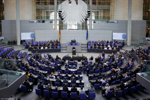 Präsident Selenskyi am Rednerpult im Deutschen Bundestag