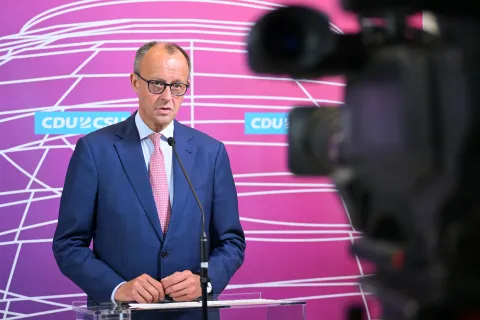 Nahaufnahme von Friedrich Merz während er ein Statement vor der Fraktionssitzung abgibt; rechts eine verschwommene Kamera