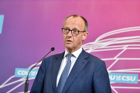 Nahaufnahme von Friedrich Merz im blauen Anzug. Er gibt ein Statement vor der Fraktionssitzung ab.